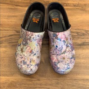 Flowery Painted Daisy Print Dansko Clog